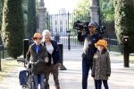 Den Haag 27 april 2020
ivm het corona virus is koningsdag in Maastricht afgelast en vieren Koning Willem Alexander Koningin Maxim en hun dochter prinses Amalia en Ariane de verjaardag van WA op paleis huis ten Bosch.. De corona krant gemaakt door jeugd wordt afgegeven bij het hek