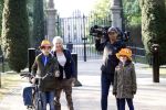 Den Haag 27 april 2020
ivm het corona virus is koningsdag in Maastricht afgelast en vieren Koning Willem Alexander Koningin Maxim en hun dochter prinses Amalia en Ariane de verjaardag van WA op paleis huis ten Bosch.. De corona krant gemaakt door jeugd wordt afgegeven bij het hek