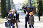 Den Haag 27 april 2020
ivm het corona virus is koningsdag in Maastricht afgelast en vieren Koning Willem Alexander Koningin Maxim en hun dochter prinses Amalia en Ariane de verjaardag van WA op paleis huis ten Bosch.. De corona krant gemaakt door jeugd wordt afgegeven bij het hek