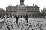 Amsterdam 25 april 2020
Dave en Dries Roelvink wandelend door Amsterdam en bij het paleis op de dam.