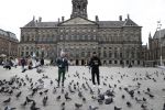 Amsterdam 25 april 2020
Dave en Dries Roelvink wandelend door Amsterdam en bij het paleis op de dam.