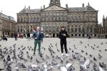 Amsterdam 25 april 2020
Dave en Dries Roelvink wandelend door Amsterdam en bij het paleis op de dam.