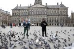 Amsterdam 25 april 2020
Dave en Dries Roelvink wandelend door Amsterdam en bij het paleis op de dam.