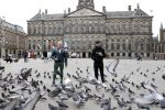 Amsterdam 25 april 2020
Dave en Dries Roelvink wandelend door Amsterdam en bij het paleis op de dam.