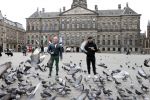 Amsterdam 25 april 2020
Dave en Dries Roelvink wandelend door Amsterdam en bij het paleis op de dam.