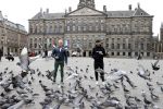Amsterdam 25 april 2020
Dave en Dries Roelvink wandelend door Amsterdam en bij het paleis op de dam.