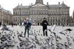 Amsterdam 25 april 2020
Dave en Dries Roelvink wandelend door Amsterdam en bij het paleis op de dam.