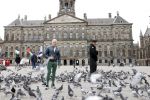 Amsterdam 25 april 2020
Dave en Dries Roelvink wandelend door Amsterdam en bij het paleis op de dam.