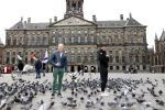 Amsterdam 25 april 2020
Dave en Dries Roelvink wandelend door Amsterdam en bij het paleis op de dam.
