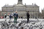Amsterdam 25 april 2020
Dave en Dries Roelvink wandelend door Amsterdam en bij het paleis op de dam.