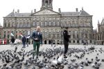 Amsterdam 25 april 2020
Dave en Dries Roelvink wandelend door Amsterdam en bij het paleis op de dam.