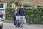 Amsterdam 25 april 2020
Eva Jinek en haar vriend Dexter v d Voorn aan het wandelen met hun zoontje