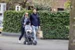 Amsterdam 25 april 2020
Eva Jinek en haar vriend Dexter v d Voorn aan het wandelen met hun zoontje