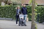 Amsterdam 25 april 2020
Eva Jinek en haar vriend Dexter v d Voorn aan het wandelen met hun zoontje
