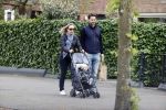 Amsterdam 25 april 2020
Eva Jinek en haar vriend Dexter v d Voorn aan het wandelen met hun zoontje