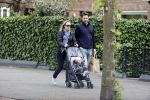 Amsterdam 25 april 2020
Eva Jinek en haar vriend Dexter v d Voorn aan het wandelen met hun zoontje