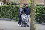 Amsterdam 25 april 2020
Eva Jinek en haar vriend Dexter v d Voorn aan het wandelen met hun zoontje
