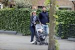 Amsterdam 25 april 2020
Eva Jinek en haar vriend Dexter v d Voorn aan het wandelen met hun zoontje