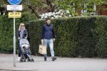Amsterdam 25 april 2020
Eva Jinek en haar vriend Dexter v d Voorn aan het wandelen met hun zoontje