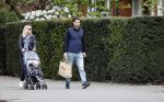 Amsterdam 25 april 2020
Eva Jinek en haar vriend Dexter v d Voorn aan het wandelen met hun zoontje