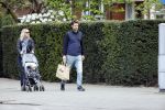 Amsterdam 25 april 2020
Eva Jinek en haar vriend Dexter v d Voorn aan het wandelen met hun zoontje