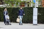 Amsterdam 25 april 2020
Eva Jinek en haar vriend Dexter v d Voorn aan het wandelen met hun zoontje