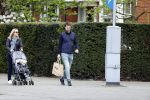 Amsterdam 25 april 2020
Eva Jinek en haar vriend Dexter v d Voorn aan het wandelen met hun zoontje