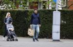Amsterdam 25 april 2020
Eva Jinek en haar vriend Dexter v d Voorn aan het wandelen met hun zoontje