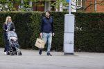Amsterdam 25 april 2020
Eva Jinek en haar vriend Dexter v d Voorn aan het wandelen met hun zoontje