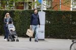Amsterdam 25 april 2020
Eva Jinek en haar vriend Dexter v d Voorn aan het wandelen met hun zoontje