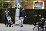 Amsterdam 25 april 2020
Eva Jinek en haar vriend Dexter v d Voorn aan het wandelen met hun zoontje