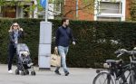 Amsterdam 25 april 2020
Eva Jinek en haar vriend Dexter v d Voorn aan het wandelen met hun zoontje