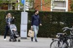 Amsterdam 25 april 2020
Eva Jinek en haar vriend Dexter v d Voorn aan het wandelen met hun zoontje