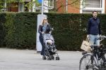 Amsterdam 25 april 2020
Eva Jinek en haar vriend Dexter v d Voorn aan het wandelen met hun zoontje
