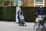 Amsterdam 25 april 2020
Eva Jinek en haar vriend Dexter v d Voorn aan het wandelen met hun zoontje