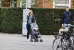 Amsterdam 25 april 2020
Eva Jinek en haar vriend Dexter v d Voorn aan het wandelen met hun zoontje