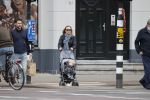 Amsterdam 25 april 2020
Eva Jinek en haar vriend Dexter v d Voorn aan het wandelen met hun zoontje