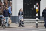 Amsterdam 25 april 2020
Eva Jinek en haar vriend Dexter v d Voorn aan het wandelen met hun zoontje