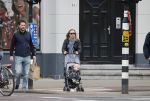 Amsterdam 25 april 2020
Eva Jinek en haar vriend Dexter v d Voorn aan het wandelen met hun zoontje