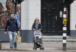 Amsterdam 25 april 2020
Eva Jinek en haar vriend Dexter v d Voorn aan het wandelen met hun zoontje