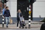 Amsterdam 25 april 2020
Eva Jinek en haar vriend Dexter v d Voorn aan het wandelen met hun zoontje