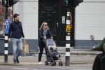 Amsterdam 25 april 2020
Eva Jinek en haar vriend Dexter v d Voorn aan het wandelen met hun zoontje