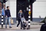 Amsterdam 25 april 2020
Eva Jinek en haar vriend Dexter v d Voorn aan het wandelen met hun zoontje