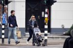 Amsterdam 25 april 2020
Eva Jinek en haar vriend Dexter v d Voorn aan het wandelen met hun zoontje
