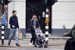 Amsterdam 25 april 2020
Eva Jinek en haar vriend Dexter v d Voorn aan het wandelen met hun zoontje