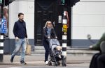 Amsterdam 25 april 2020
Eva Jinek en haar vriend Dexter v d Voorn aan het wandelen met hun zoontje