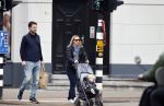 Amsterdam 25 april 2020
Eva Jinek en haar vriend Dexter v d Voorn aan het wandelen met hun zoontje