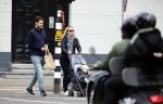 Amsterdam 25 april 2020
Eva Jinek en haar vriend Dexter v d Voorn aan het wandelen met hun zoontje