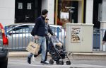 Amsterdam 25 april 2020
Eva Jinek en haar vriend Dexter v d Voorn aan het wandelen met hun zoontje