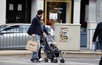 Amsterdam 25 april 2020
Eva Jinek en haar vriend Dexter v d Voorn aan het wandelen met hun zoontje